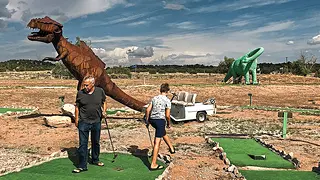 A mini golf course on Route 66.