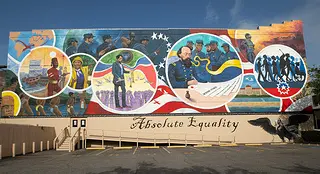 A full view of a mural with four circles depicting Black History in Galveston throughout time. 